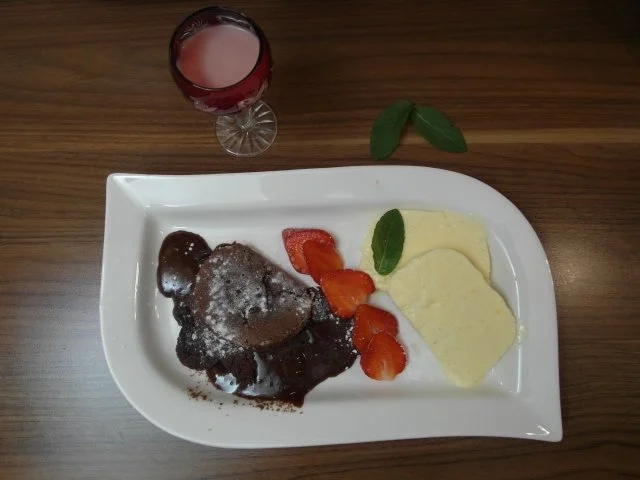 Schokoküchlein mit flüssigem Kern, Erdbeeren und Vanilleparfait & Erdbeer-Sahne-Likör - Rezept