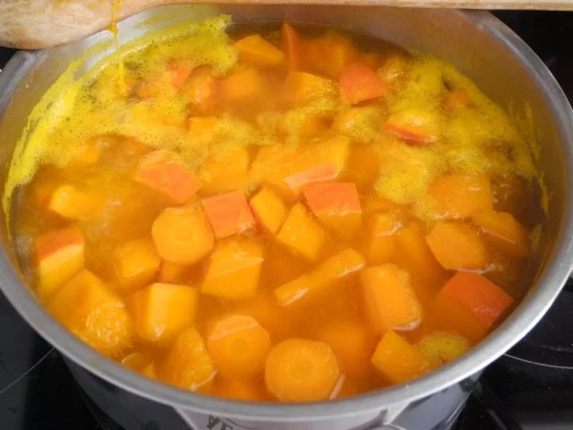 Schonkost : Kürbissuppe mit Pellkartoffeln und Kokoscreme - Rezept - Bild Nr. 3