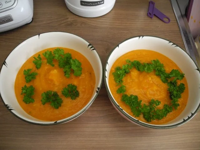 Schonkost : Kürbissuppe mit Pellkartoffeln und Kokoscreme - Rezept - Bild Nr. 2