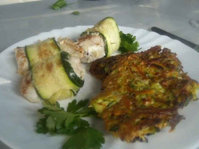 Zucchini-Bratlinge mit Putenbruströllchen - Rezept