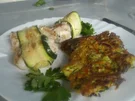Rezept: Zucchini-Bratlinge mit Putenbruströllchen Zucchini-Bratlinge mit Putenbruströllchen - Rezept