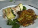 Zucchini-Bratlinge mit Putenbruströllchen - Rezept