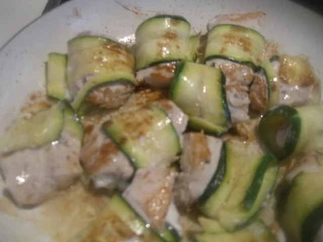 Zucchini-Bratlinge mit Putenbruströllchen - Rezept - Bild Nr. 4