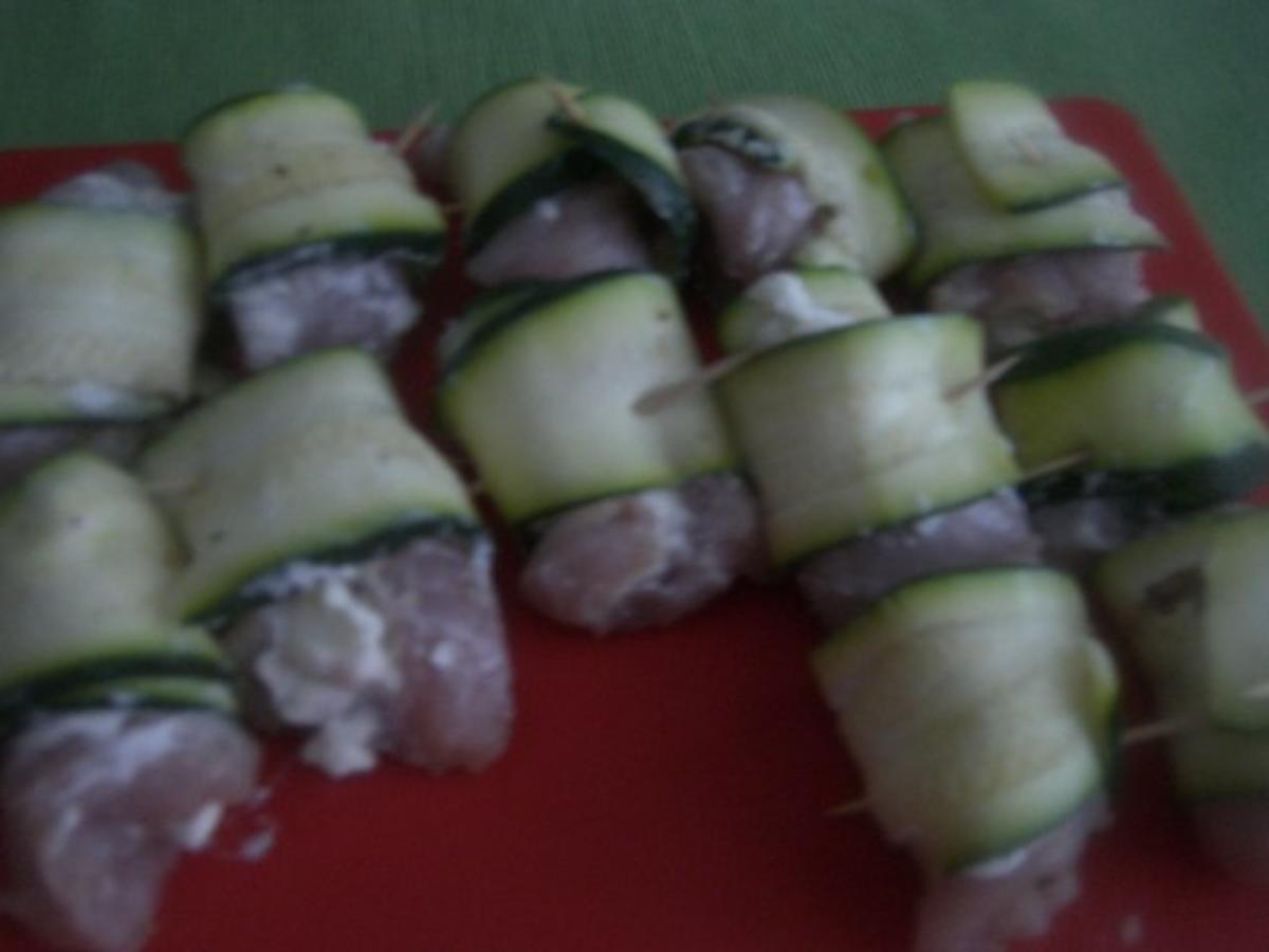 Zucchini-Bratlinge mit Putenbruströllchen - Rezept - Bild Nr. 5
