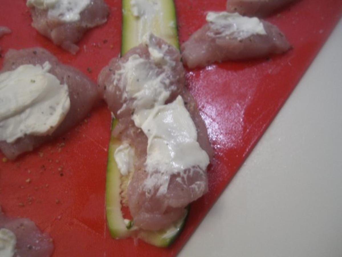 Zucchini-Bratlinge mit Putenbruströllchen - Rezept - kochbar.de