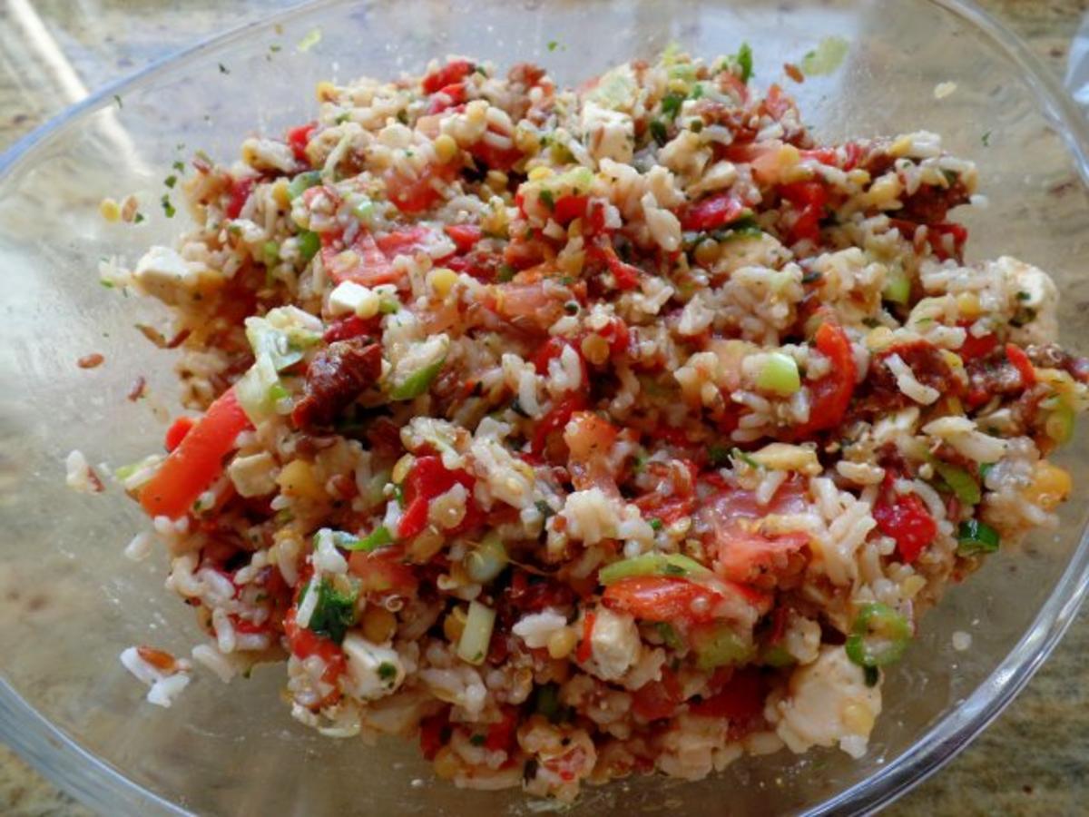 Reissalat mit Feta, Paprika und Tomaten - Rezept