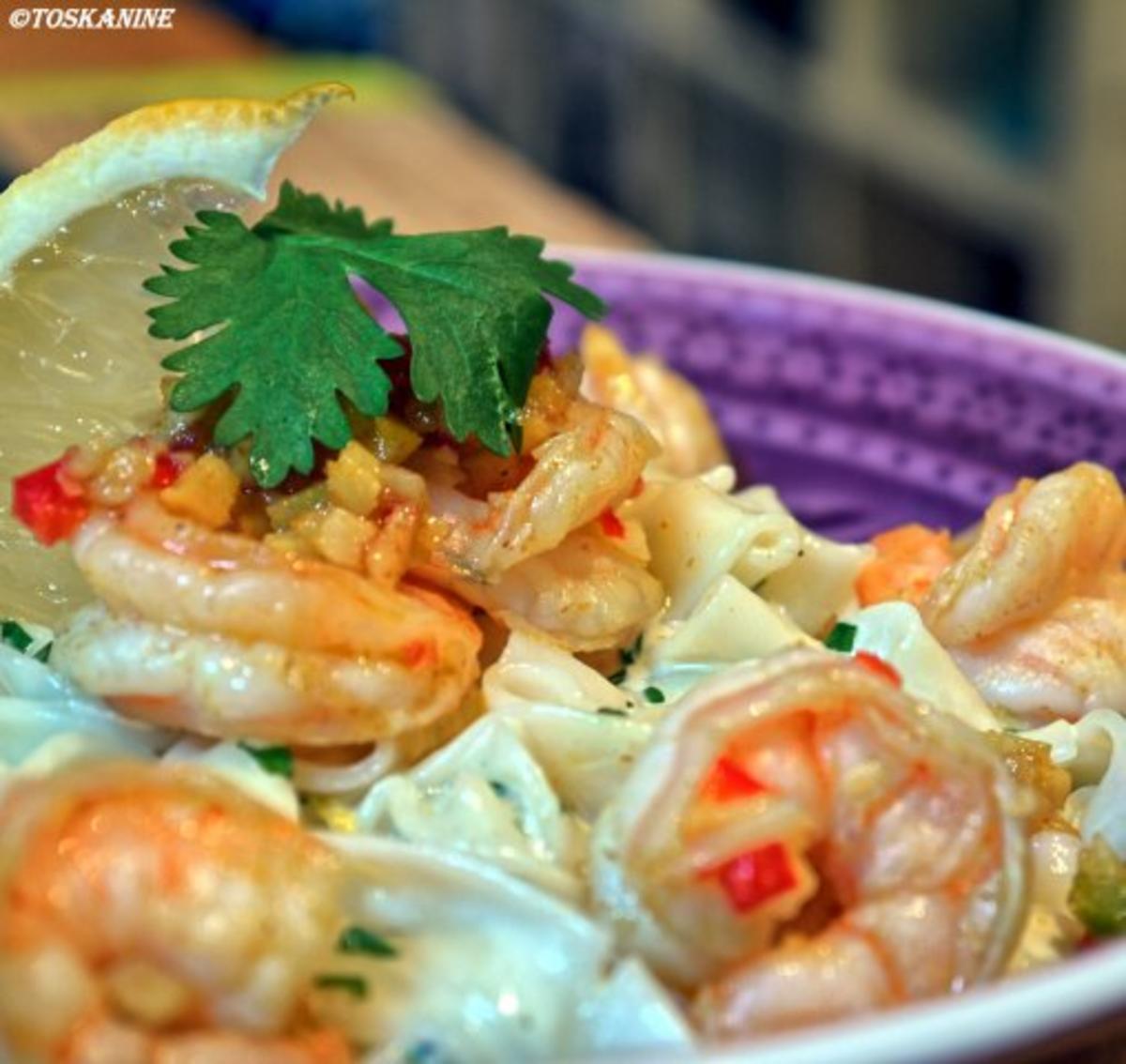 Gambas á Bijagos mit Maniok-Törtchen auf Salatbett - Rezept - kochbar.de