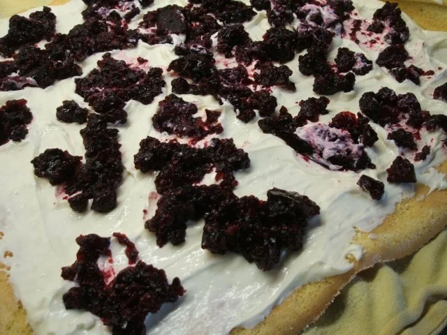 Backen: Vanille-Biskuitrolle mit Brombeeren - Rezept - Bild Nr. 14