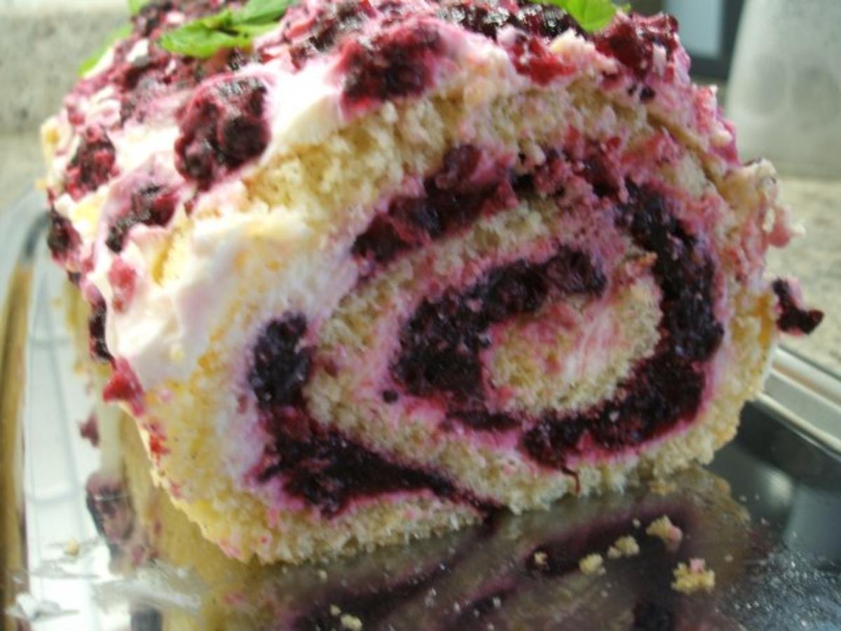 Bilder für Backen: Vanille-Biskuitrolle mit Brombeeren - Rezept