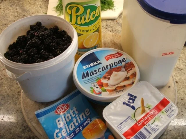 Backen: Vanille-Biskuitrolle mit Brombeeren - Rezept - Bild Nr. 2