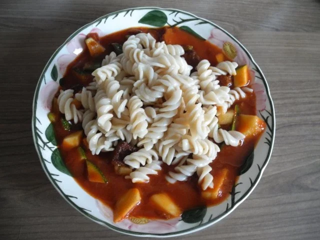 Rezept: Vegan : Tofu - Gulasch mit Zuckerschoten und Zucchini Bild Nr. 2 Vegan : Tofu - Gulasch mit Zuckerschoten und Zucchini - Rezept - Bild Nr. 2