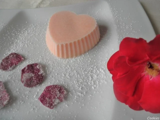 Rosen - Eis und kandierte Rosenblütenblätter ... - Rezept