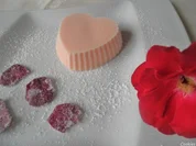 Rosen - Eis und kandierte Rosenblütenblätter ... - Rezept