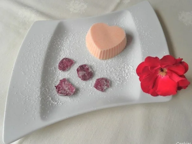 Rosen - Eis und kandierte Rosenblütenblätter ... - Rezept - Bild Nr. 2