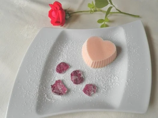 Rosen - Eis und kandierte Rosenblütenblätter ... - Rezept - Bild Nr. 3