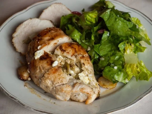 Rezept: Hähnchenbrustfilets "Athen" mit Römersalat Hähnchenbrustfilets "Athen" mit Römersalat - Rezept