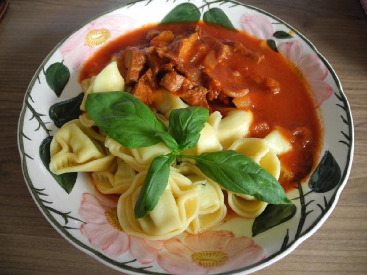 Tortellini mit süss-saurem Sojavleisch an Tomatensoße - Rezept