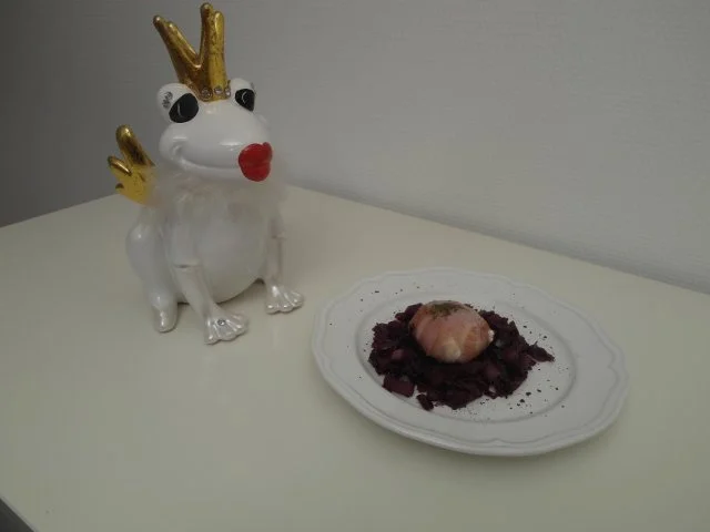 Rotes Musikmousse unter gespeckter Ziege - Rezept