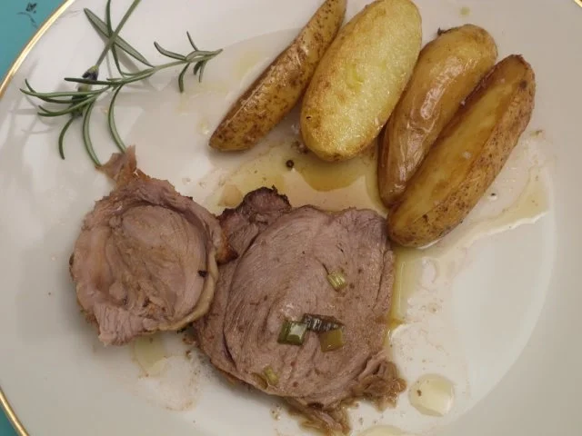 Lammkeule mit Lavendel, Oliven und Rosmarinkartoffeln - Rezept