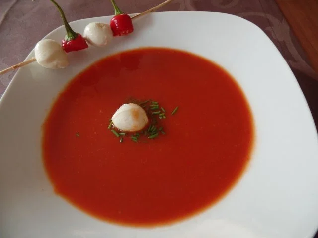 Tomaten -Chilisuppe mit Mozzarella - Rezept