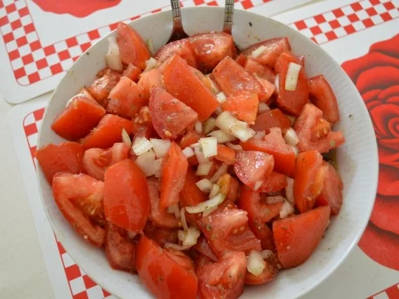 frischer Tomatensalat mit Oregano - Rezept - Bild Nr. 2