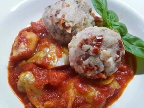 Pizza-Klöße auf Tomaten-Paprika-Artischocken-Sauce - Rezept