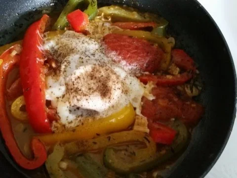 Rezept: Pfannengerichte: Gemüsepfanne mit Spiegelei Pfannengerichte: Gemüsepfanne mit Spiegelei - Rezept