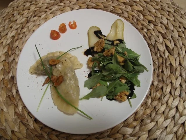 Pilz-Kräuter-Ravioli an Knoblauchöl, dazu Rucola mit karamellisierter Birne - Rezept