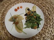 Pilz-Kräuter-Ravioli an Knoblauchöl, dazu Rucola mit karamellisierter Birne - Rezept