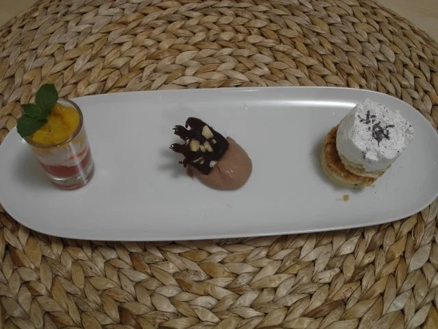 Rezept: Lavendel-Kokos-Törtchen, dazu Schokoladeneis sowie süße Obstvariation Lavendel-Kokos-Törtchen, dazu Schokoladeneis sowie süße Obstvariation - Rezept