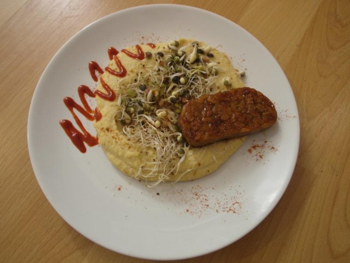 Hummus Salat – Knusprige Tempeh auf einem Sprossenbett an hausgemachtem Hummus - Rezept