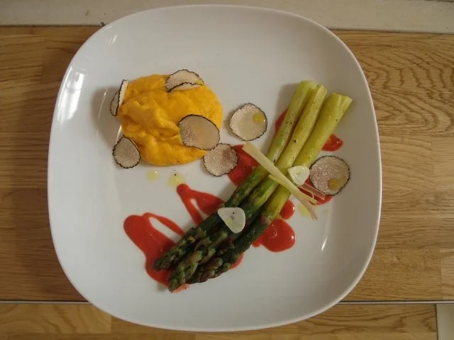 Marinierter grüner Spargel vom Grill, Himbeersößchen, Süßkartoffel-Mandelmousse & Trüffel - Rezept