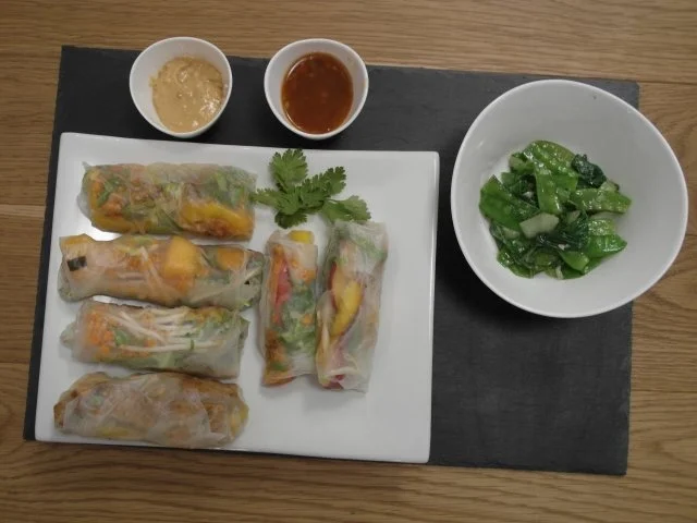 Variation von der Sommerrolle, Erdnuss- und süß-saure Chili-Sauce & Zuckerschoten-Pak Choi - Rezept