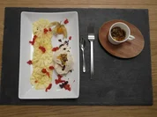 Kokos-Eis auf Ananas-Carpaccio, Vanille-Limetten-Dressing & Sesam-Reis-Krokant (Thailand) - Rezept