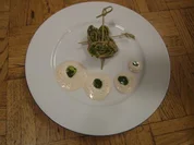 Mit Bärlauch-Pesto gefüllte Pfannkuchenschnecken auf Walnussschaum - Rezept