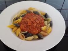 Sauce Bolognese mit bunten Muschelnudeln - Rezept