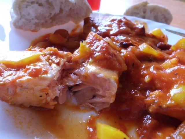 Pfannengericht: Spanische Tomaten-Paprika-Pfanne mit Wildlachs - Rezept