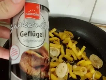 Pfannengericht: Spanische Tomaten-Paprika-Pfanne mit Wildlachs - Rezept - Bild Nr. 3