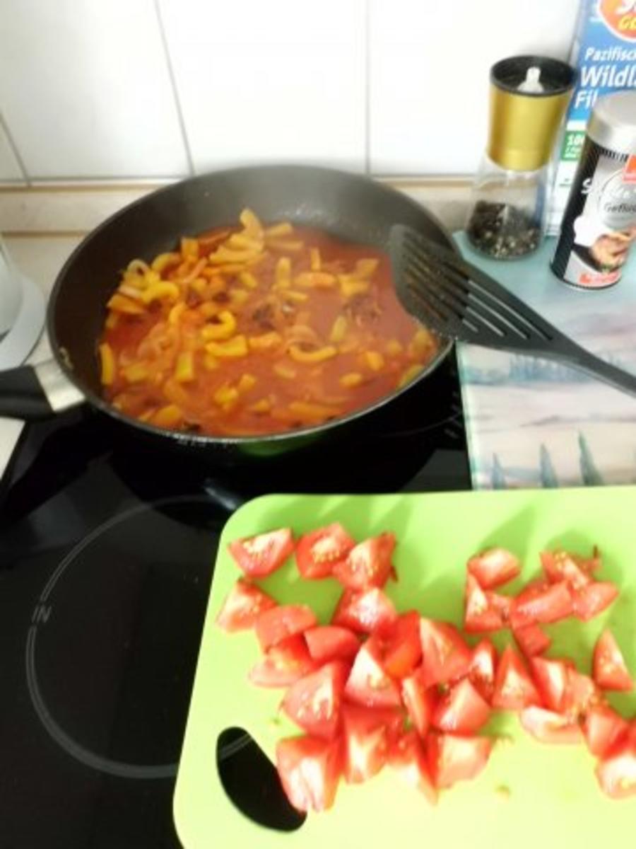 Pfannengericht: Spanische Tomaten-Paprika-Pfanne mit Wildlachs - Rezept - Bild Nr. 4