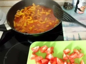 Pfannengericht: Spanische Tomaten-Paprika-Pfanne mit Wildlachs - Rezept - Bild Nr. 4