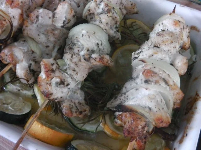 Gyros-Spieß vom Huhn mit Tzatziki und geröstetem Zucchini-Gemüse - Rezept - Bild Nr. 10
