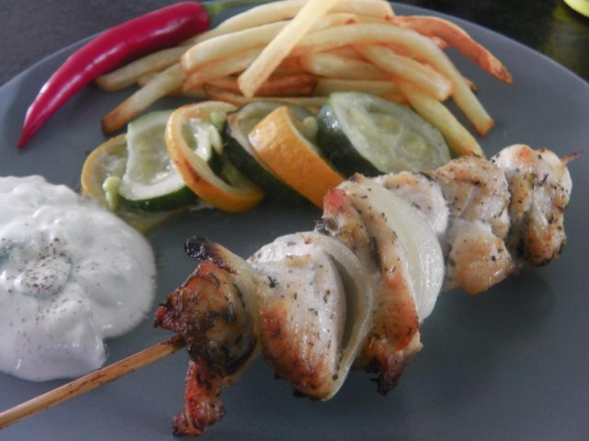 Gyros-Spieß vom Huhn mit Tzatziki und geröstetem Zucchini-Gemüse ...