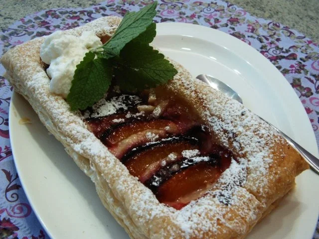 Rezept: Pflaumen auf Blätterteig Bild Nr. 2 Pflaumen auf Blätterteig - Rezept - Bild Nr. 2