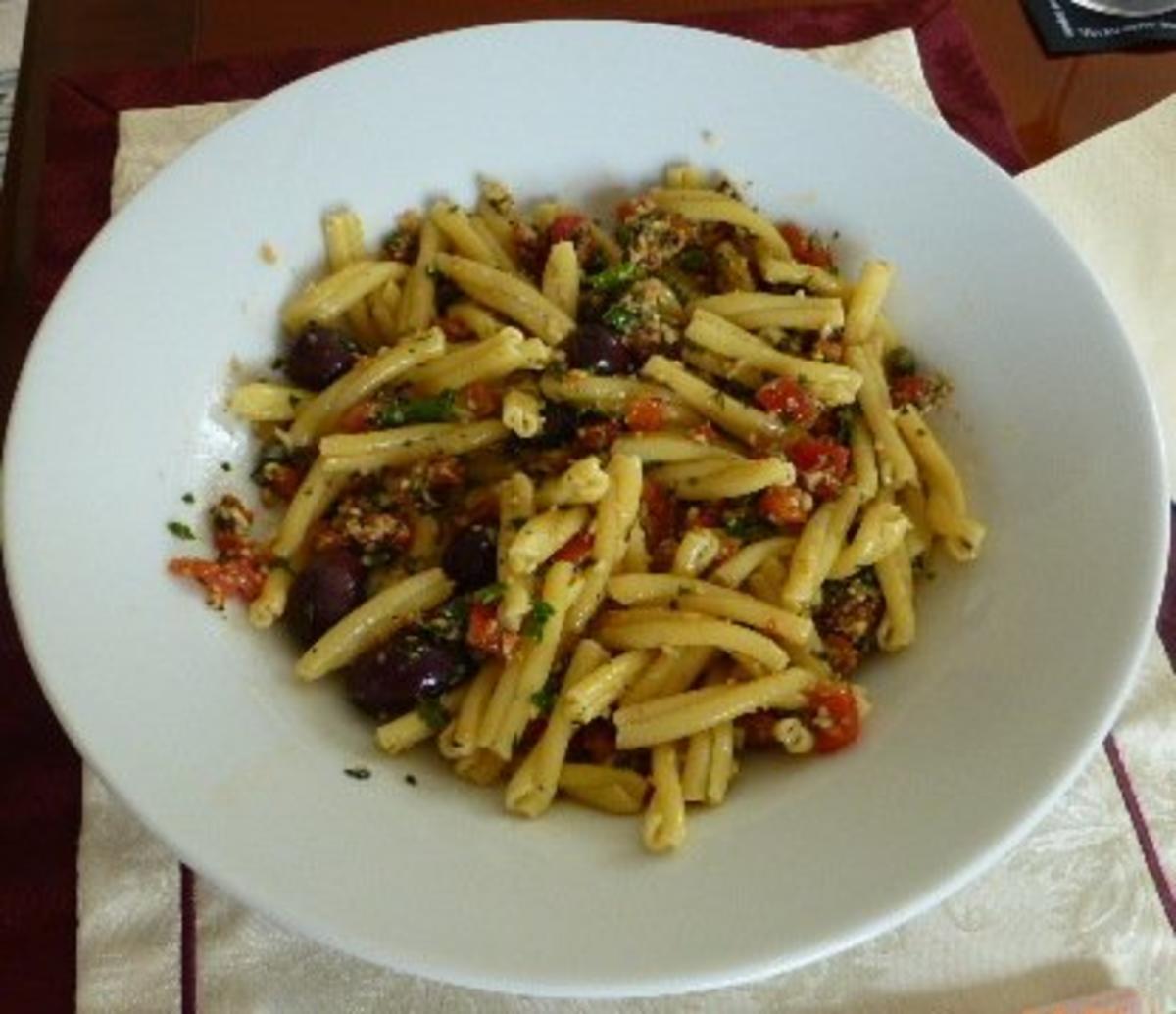 Pasta mit Tomaten-Mandel-Pesto - Rezept - kochbar.de