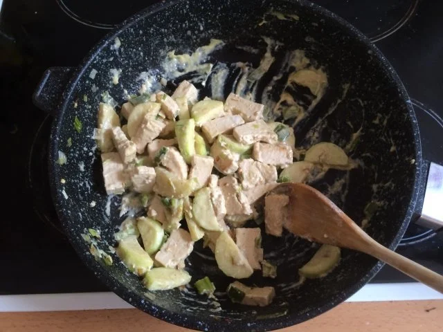 cremig-pikante Tofu-Zucchini-Pfanne - Rezept