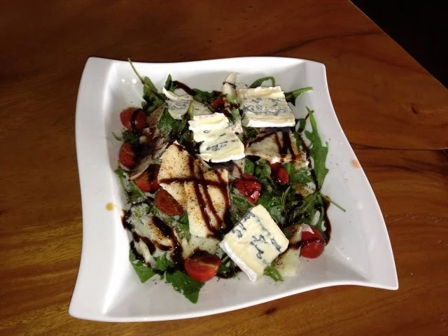 Ruccolasalat mit Cocktailtomaten, gorgonzola- Vinigrette und Parmesansplitter - Rezept