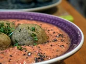 Gekühlte Tomatensuppe mit Quinoa-Mandel-Bällchen - Rezept