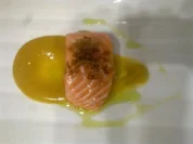 Lachs in Bronzefenchelöl mit Gel von gelber Bete und frittiertem Lauch - Rezept