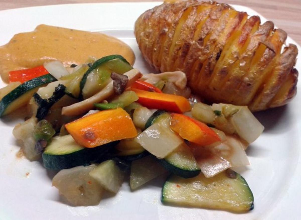 Hasselback-Kartoffeln mit Pfannengemüse und Café de Paris Sauce - Rezept
