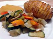 Hasselback-Kartoffeln mit Pfannengemüse und Café de Paris Sauce - Rezept